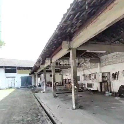 For Rent: Car Garage, ex-Workshop in Mulyosari. For Rent: Car Garage, ex-Workshop in Mulyosari.