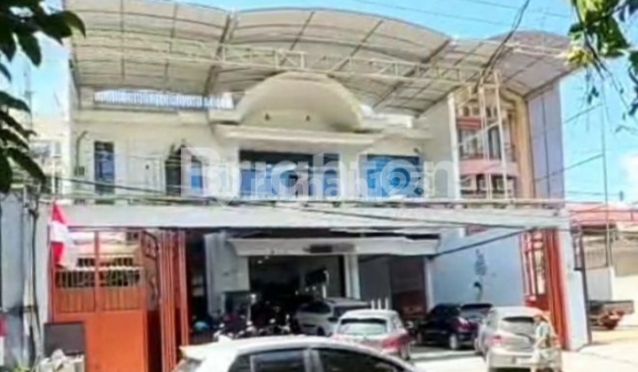 Three-Story House Suitable for Office or Banking