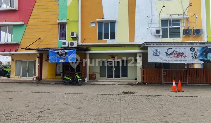 Strategic 3-Story Shop House for Sale - Jababeka Area, In the Largest Business & Industrial Zone in Bekasi, Suitable for Office, Culinary, or Retail Business.