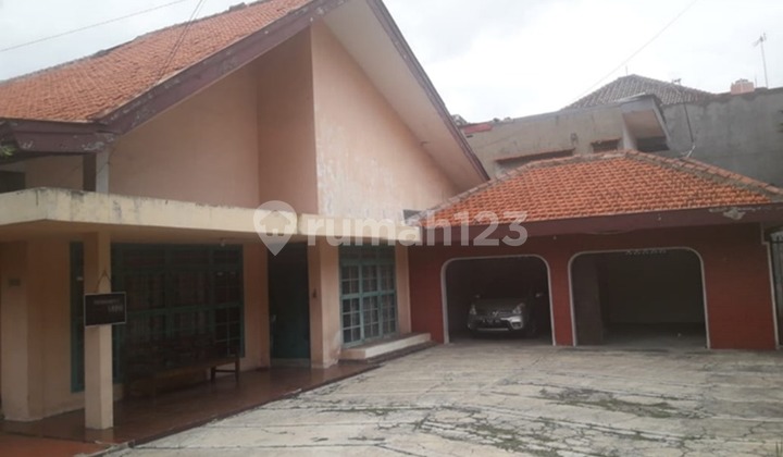 For Sale: House & Large Land - H. Nawi, South Jakarta. Highly Suitable for Large Residences, Exclusive Boarding House Development, Luxury Homes, or Long-Term Investment.