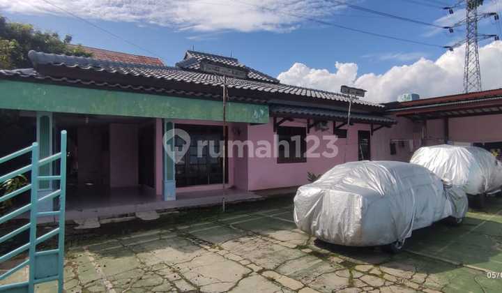 Dijual Rumah Luas dengan Lapangan - Lokasi Strategis Depok,500 Meter ke Stasiun Depok Lama