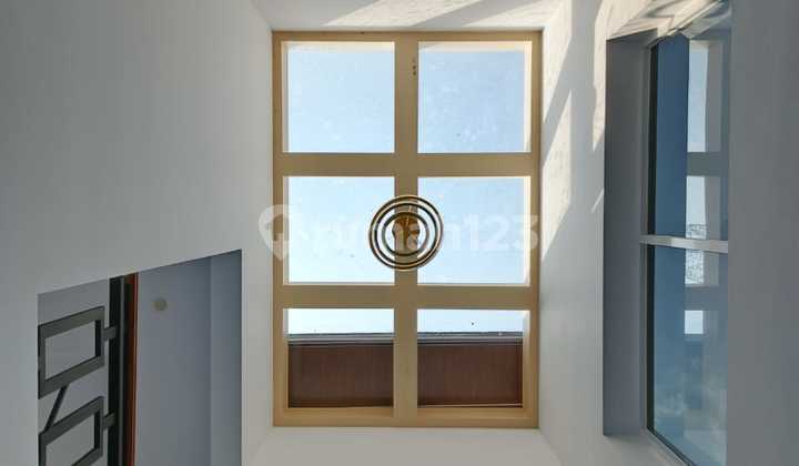 DIJUAL RUMAH SIAP HUNI 2 LANTAI MINIMALIS MODERN - DI JAKARTA BARAT , SANGAT DEKAT AKSES TOL JOR & KEBON JERUK 2