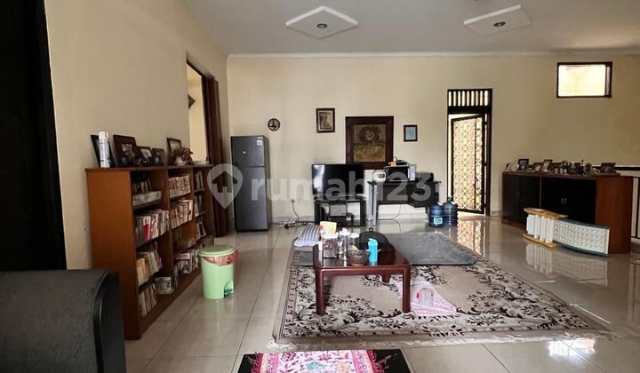 Rumah Megah Bagus dan Terawat Lokasi Strategis di Bintaro Sektor 2 Rumah Megah Bagus dan Terawat Lokasi Strategis di Bintaro Sektor 2