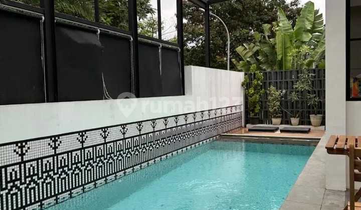 Rumah Minimalis dengan Kolam Renang Dalam Cluster Elite Sektor 9