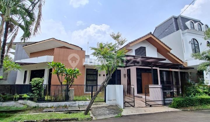 Minimalist 2-Story Hook House in Bintaro Sector 9 Housing Complex Minimalist 2-Story Hook House in Bintaro Sector 9 Housing Complex