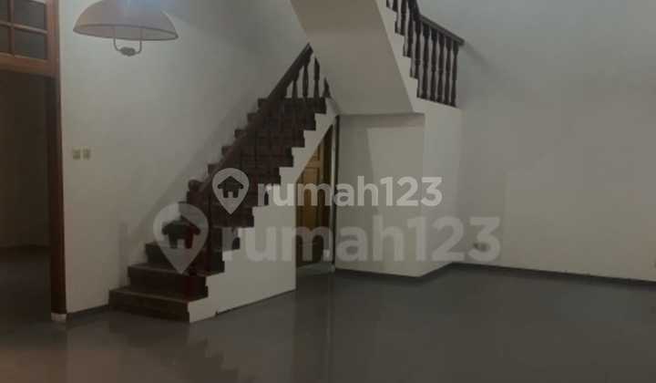 Rumah 2 Lantai Cocok untuk Kantor atau Hunian di Jakarta Selatan Rumah 2 Lantai Cocok untuk Kantor atau Hunian di Jakarta Selatan