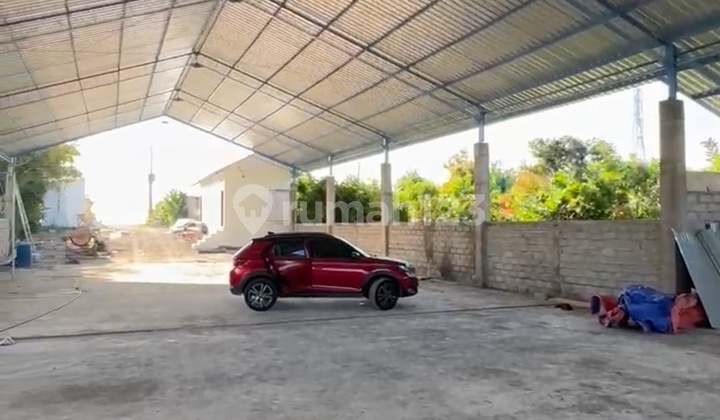 Warehouse 1000 m² and Employee Mess in Munggu.