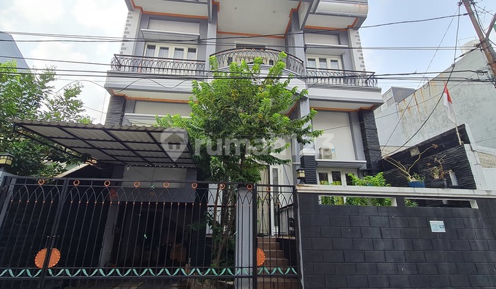Luxurious & Comfortable House in Tomang, West Jakarta Luxurious & Comfortable House in Tomang, West Jakarta
