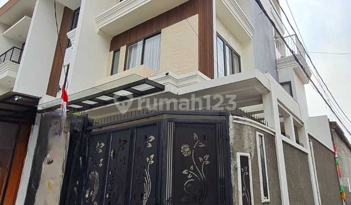 Rumah Hook Strategis di Tomang, Jakarta Barat, Lokasi Premium