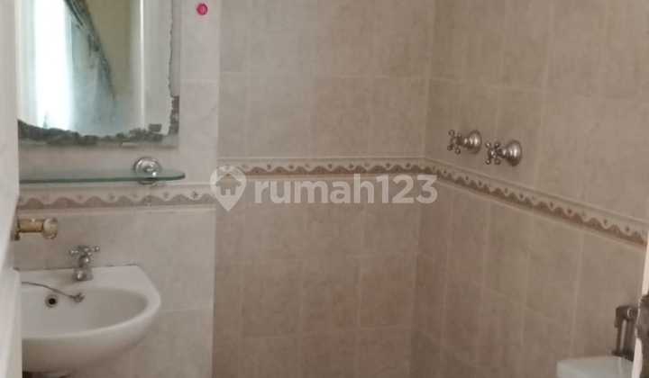 For Sale House in Premier Cluster Kota Wisata, Opposite Living World Mall. 2