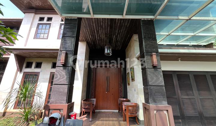 Rumah Nuansa Tropis di Jl Kesehatan Bintaro Jakarta Selatan