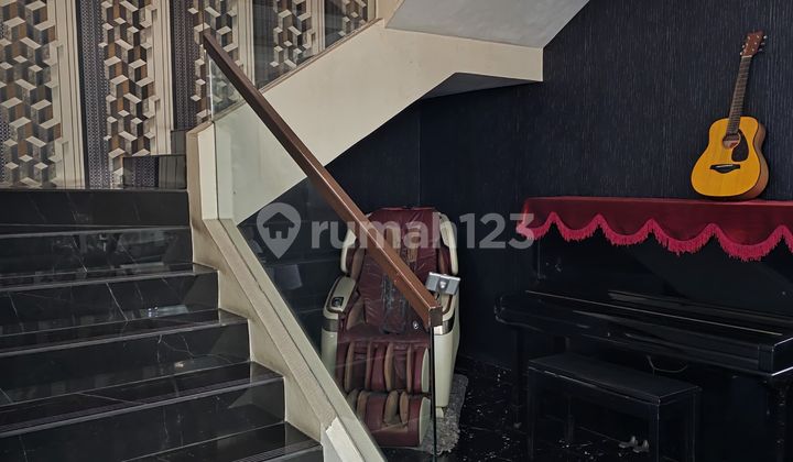 Rumah 2 Lantai Bagus  Full Renovasi Lebar 12  Cluster Allevare  Foresta BSD City Hadap Utara  LT 300 m² (12x25)  LB 400 m² KT 4+ 1 KM 4+1 Surat SHM Listrik 11.000 watt Ada Home Theater Harga 5,5 M Nego 2