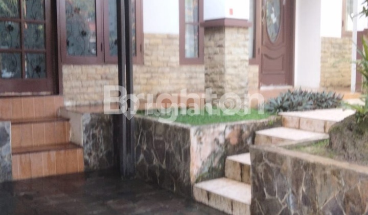 Comfortable and Lush House Ready to Live In Comfortable and Lush House Ready to Live In