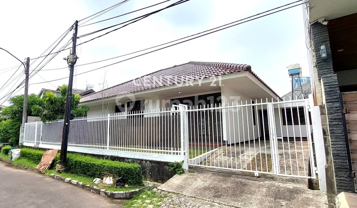 Rumah Luas Ada Taman Habis Renovasi di Sektor 3 7780