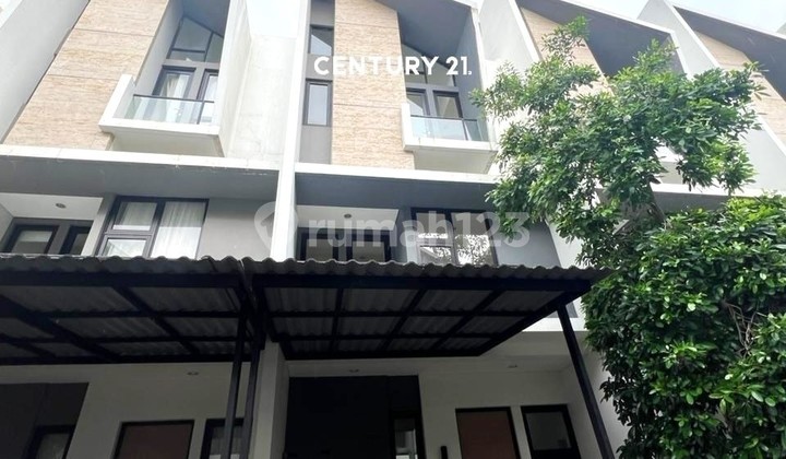 For Sale Beautiful House Strategically Located in BSD 8189