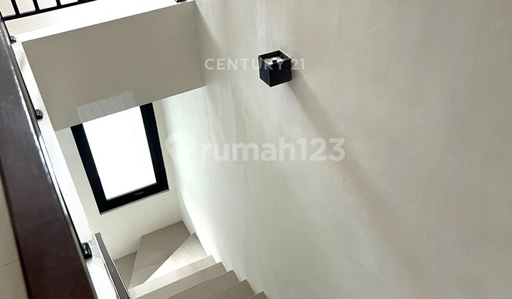Dijual Rumah Cantik Berlokasi Strategis di BSD 8189 2