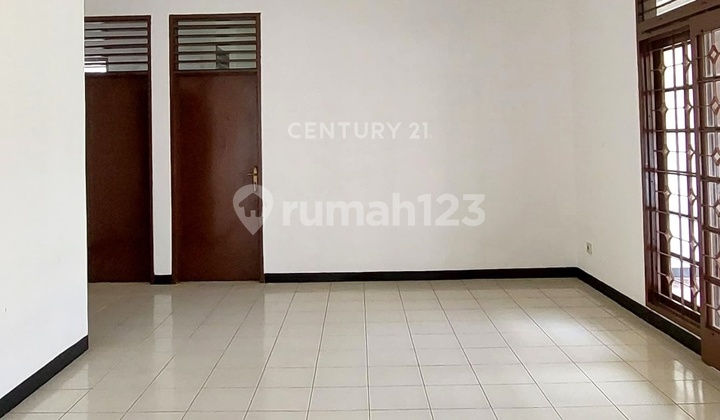 Spacious House with Garden, Recently Renovated in Sector 3, 7780. 2