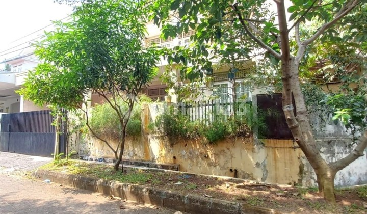 House with a Spacious Backyard in Bintaro Jaya 7395 2