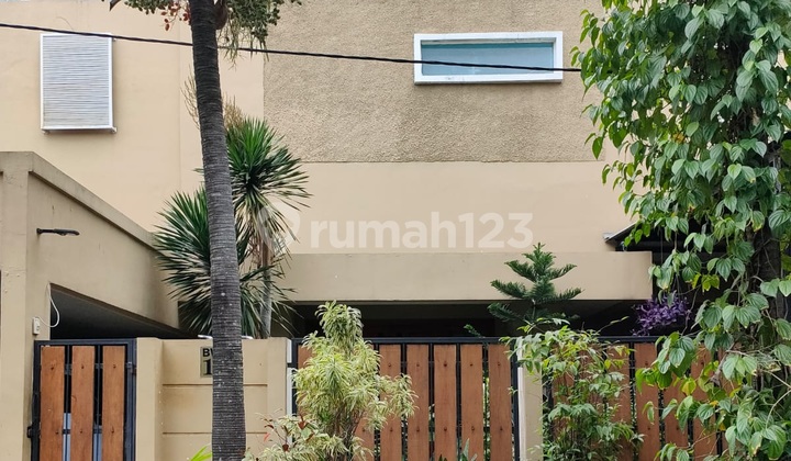 Rumah Siap Huni dengan Swimming Pool di Bintaro Jaya Sektor 3