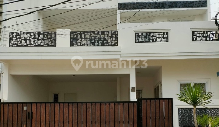 Rumah Siap Huni Dekat Taman di Bintaro Sektor 2 Rumah Siap Huni Dekat Taman di Bintaro Sektor 2