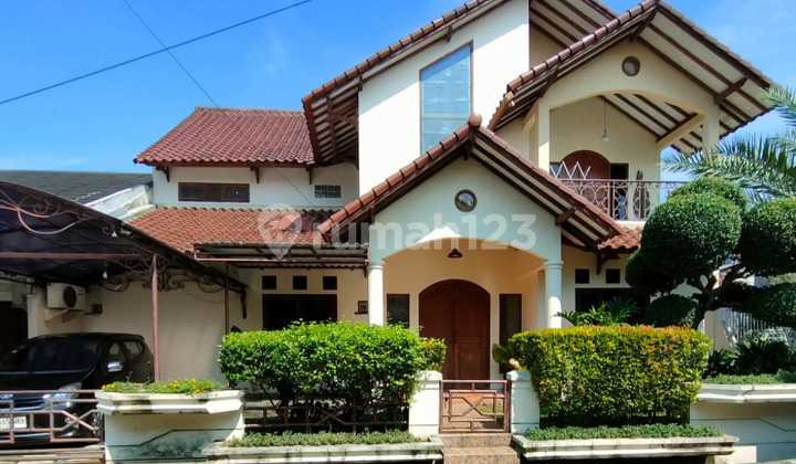 Rumah dengan Swimming Pool di Bintaro Jaya Sektor 4