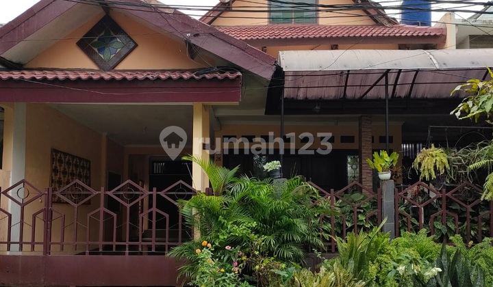 Old and Well-Maintained House in Bintaro Jaya Sector 3 Old and Well-Maintained House in Bintaro Jaya Sector 3