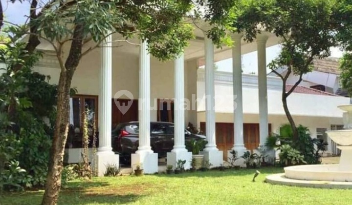 Rumah Besar dengan Halaman Luas di Lebak Bulus, Jakarta Selatan