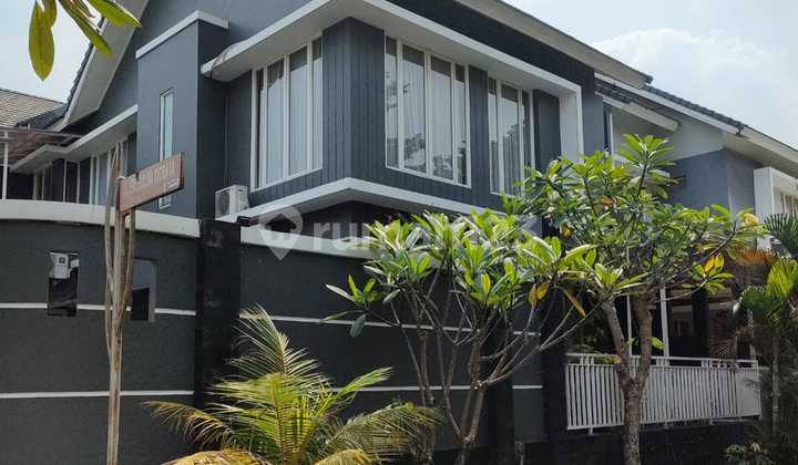 Rumah dengan Fasilitas Swimming Pool di Emerald Bintaro