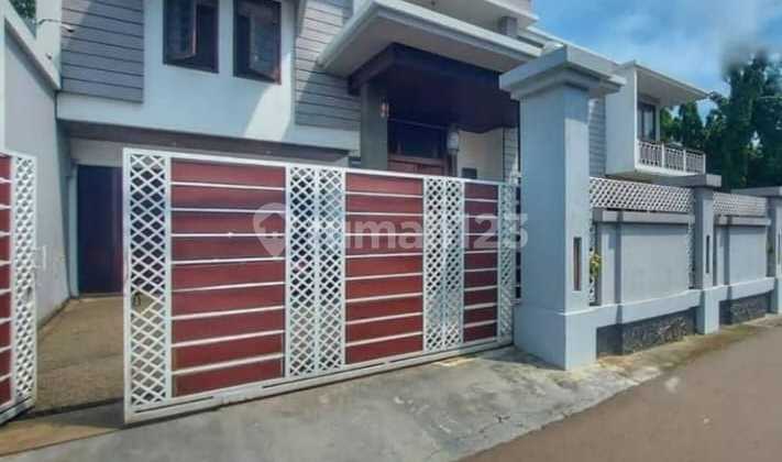 Rumah Dengan Fasilitas Swimming Pool Di Veteran, Bintaro