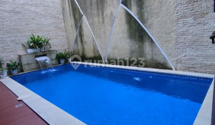 Rumah dengan Swimming Pool di Bintaro Jaya Sektor 9