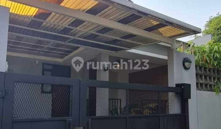 Rumah dengan Swimming Pool di Sekitar Bintaro Jaya Sektor 2