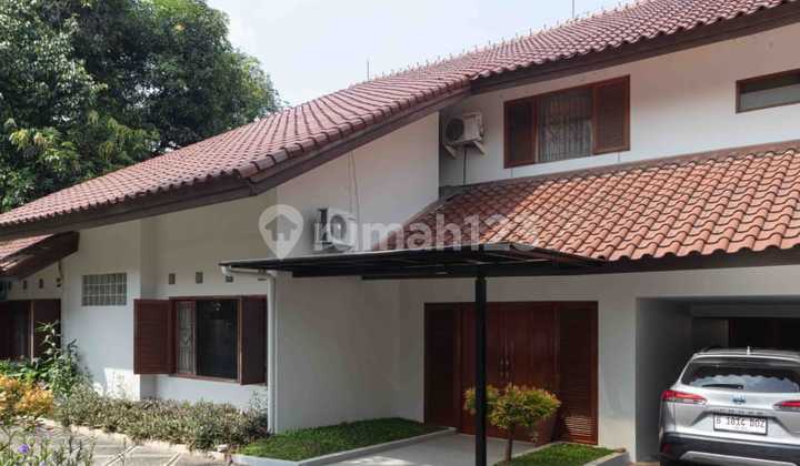 Turun Harga ... Rumah dengan Swimming Pool di Radio Dalam