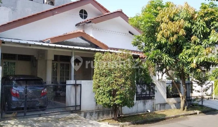Ready-to-Occupy House on Hook Road in Bintaro Sector 9
