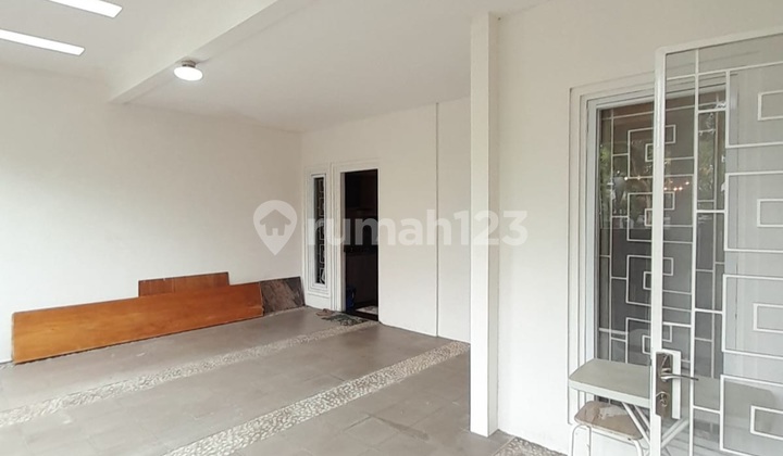 Ready-to-Live House Near Park in Bintaro Sector 2 2