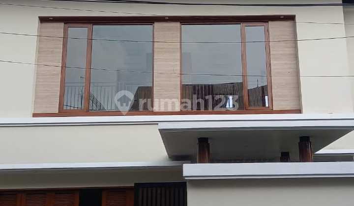 Rumah dengan Swimming Pool di Cilandak, Jakarta Selatan