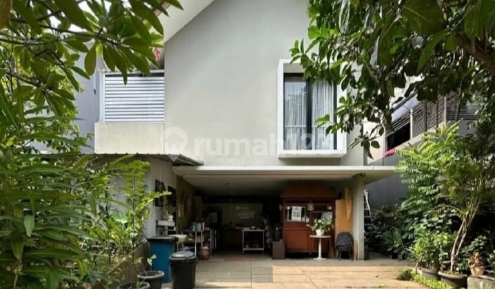 Turun Harga ... Rumah dengan Swimming Pool di Veteran Bintaro