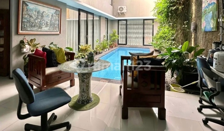 Turun Harga ... Rumah dengan Swimming Pool di Veteran Bintaro 2