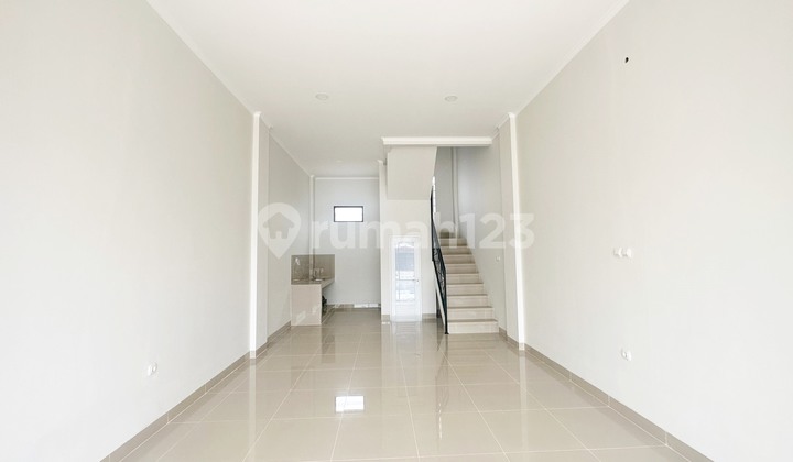 Ruko 3 Lantai Siap Huni di Pinggir Jalan Utama SHM– Cuma 2 M