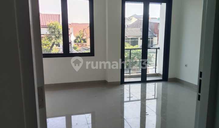 Rumah Design Kekinian 3 Lantai di Johar Baru Jakarta Pusat 2