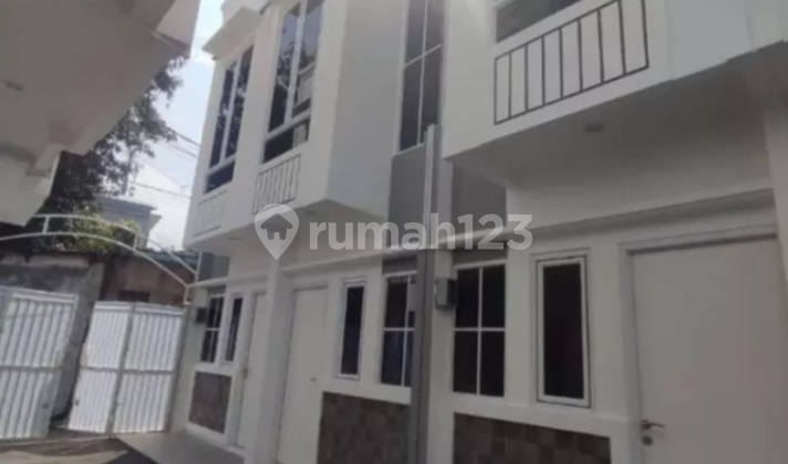 Nice New 2-Story House .. 2 Bedrooms.. No Flooding in Johar Baru, Central Jakarta