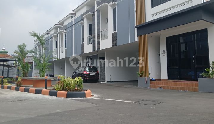Affordable and Beautiful New 3-Story House with 2 Bedrooms in a Business Area on Jalan Dwi Warna, Sawah Besar, Central Jakarta Affordable and Beautiful New 3-Story House with 2 Bedrooms in a Business Area on Jalan Dwi Warna, Sawah Besar, Central Jakarta