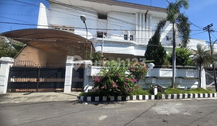 Manyar Kertoarjo House, Strategic, Well-Maintained Favorite. Manyar Kertoarjo House, Strategic, Well-Maintained Favorite.