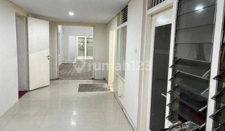 Strategic Darmo Raya House SUITABLE FOR OFFICE, BANK BUSINESS Strategic Darmo Raya House SUITABLE FOR OFFICE, BANK BUSINESS