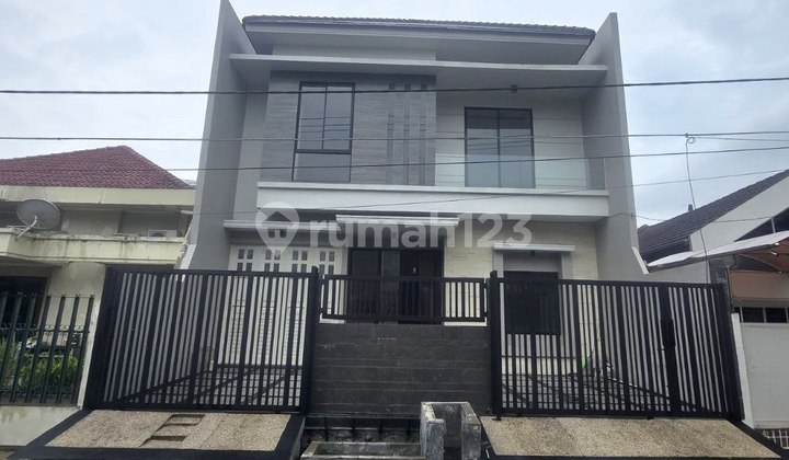 Manyar Kertoadi New Fresh Minimalist Strategic House