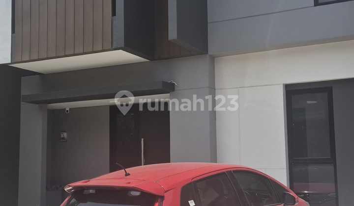 Rumah Siap Huni Depan Clubhouse di Cluster Regia Residence, Summarecon Crown Gading