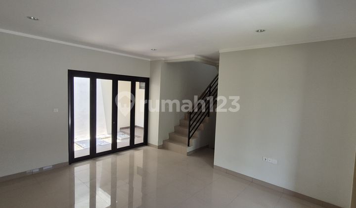 Rumah Siap Huni Depan Clubhouse di Cluster Regia Residence, Summarecon Crown Gading 2