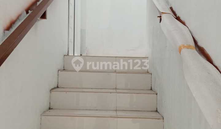 For rent and sale: 3-story shop house in a strategic location by the main road, Bogor, Pasar Rebo main street. 2
