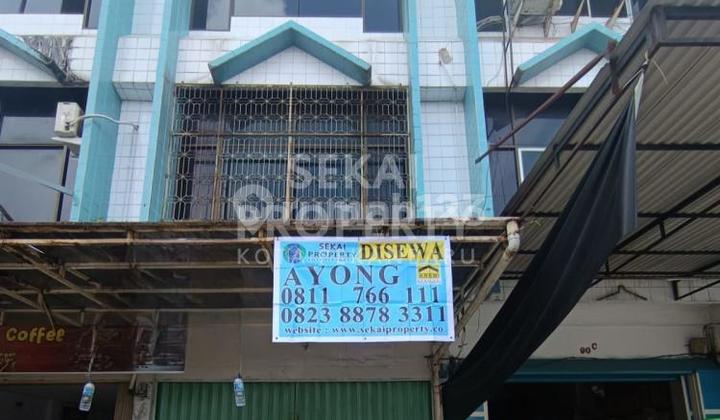 Rented 3-Story Shop House Near Jl. Tuanku Tambusai 1