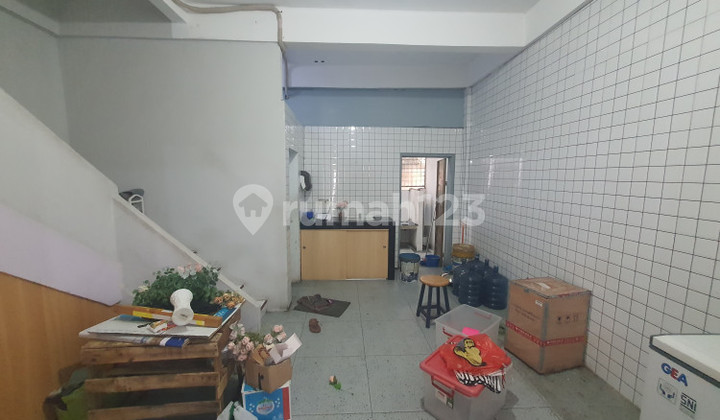 For Sale: 2.5-Story Shop House Fully Tiled & Move-In Ready, Located on Jalan Riau - Pekanbaru 2