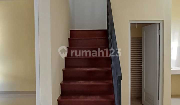 Two-story house in the center of Cicalengka town with SHM, no down payment. Two-story house in the center of Cicalengka town with SHM, no down payment.